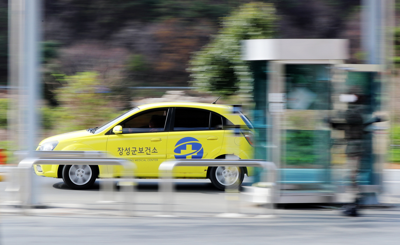 28일 오전 전남 장성군 상무대에서 코로나19 추가 확진자가 무더기로 나와 장성보건소 차량이 바쁘게 오가고 있다. 상무대에서는 육군포병학교 교육생 장교 확진자와 접촉한 16명 군인이 이날 추가 확진됐다. 연합뉴스