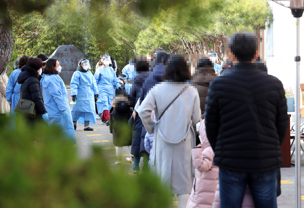 28일 오후 대전시 유성구 한 초등학교에 마련된 신종 코로나바이러스 감염증(코로나19) 임시 선별진료소에서 어린이들이 검사 순서를 기다리고 있다. [연합]