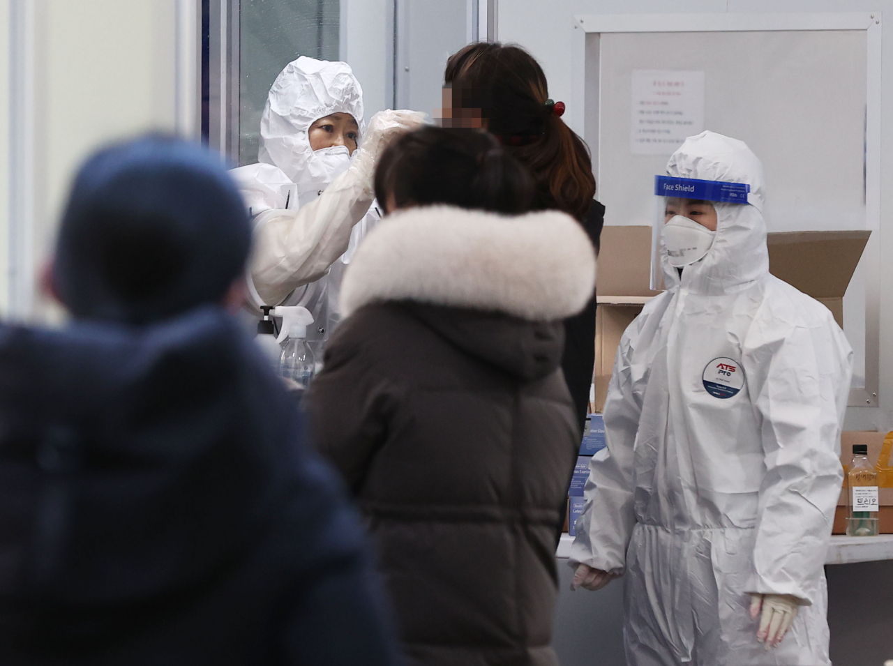 신종 코로나바이러스 감염증(코로나19) 확산이 계속되는 가운데 28일 오전 서울 송파구청 선별진료소에서 의료진이 검체 체취를 하고 있다. [연합]
