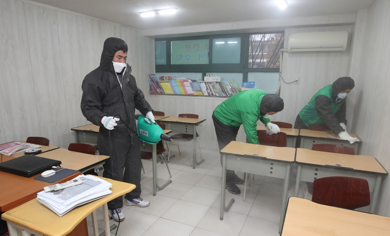 2021학년도 대학수학능력시험을 앞두고 2주 동안 운영되는 '수능 특별 방역 기간' 첫날인 19일 오전 서울 양천구 목동의 한 학원에서 새마을협의회 마을사랑방역봉사대 관계자들이 방역 활동을 하고 있다. [연합]