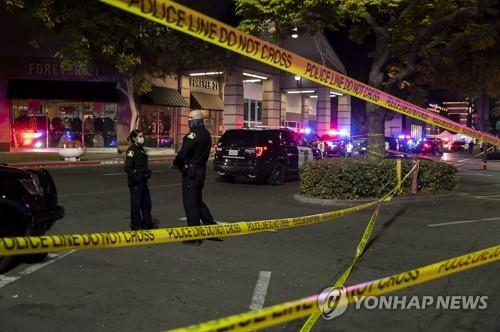27일(현지시간) 총격 사건이 발생한 미 캘리포니아주 새크라멘토의 쇼핑몰 아든페어몰에 경찰이 통제선을 친 채 사건을 수사하고 있다. [AP=연합뉴스]