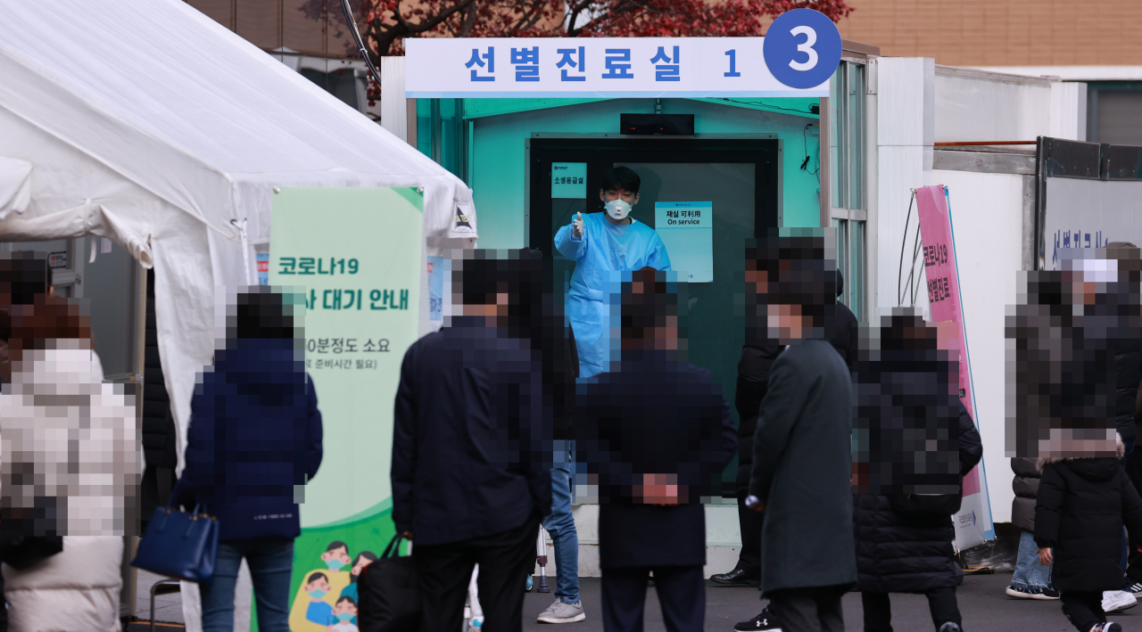 29일 서울 중구 국립중앙의료원에 마련된 신종 코로나바이러스 감염증(코로나19) 선별진료소를 찾은 시민들이 검체 채취를 위해 순서를 기다리고 있다. 중앙방역대책본부는 이날 0시 기준으로 코로나19 신규 확진자가 450명 늘어 누적 3만3천824명이라고 밝혔다. 신규 확진자 수는 전날과 비교하면 53명 줄었다. 이날 확진자 수가 줄어든 것은 주말 검사 건수가 직전 평일 대비 7천여건 감소 영향도 있는 것으로 보인다. 연합뉴스
