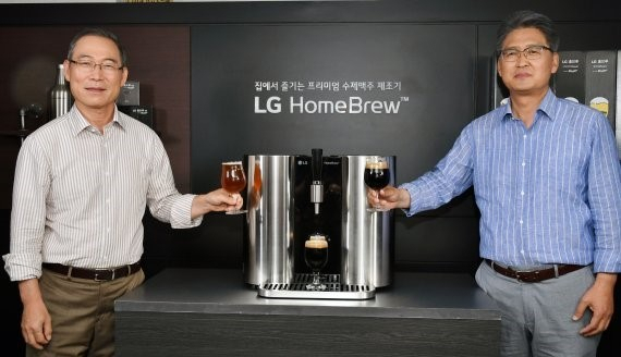 송대현(왼쪽) 사장이 세계 최초 수제맥주 제조기 '홈브루'를 선보이고 있다. [LG전자 제공]