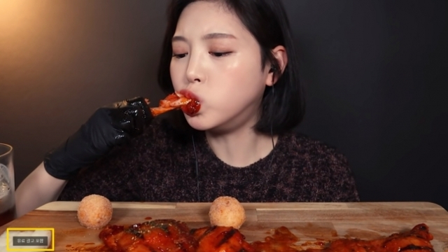 뒷광고·먹뱉(먹고 뱉는 방송) 논란 475만 유튜버 문복희[유튜브 캡처]