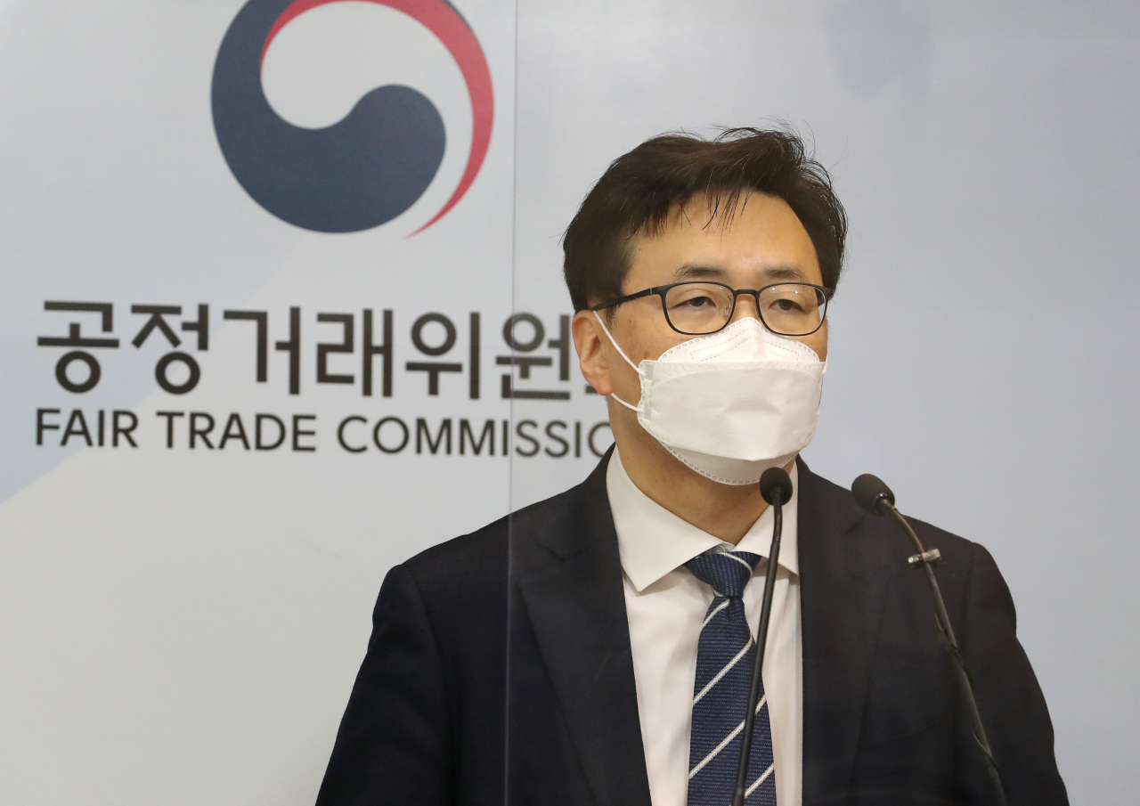 육성권 공정거래위원회 기업거래정책국장이 지난 27일 오전 세종시 정부세종청사에서 대우조선해양(주)의 선시공 후 계약 등 불공정하도급거래 관련 브리핑을 하고 있다. [연합]