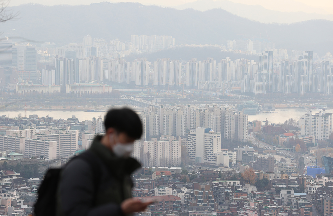 An aerial view of apartment complexes in both southern and central Seoul (Yonhap)