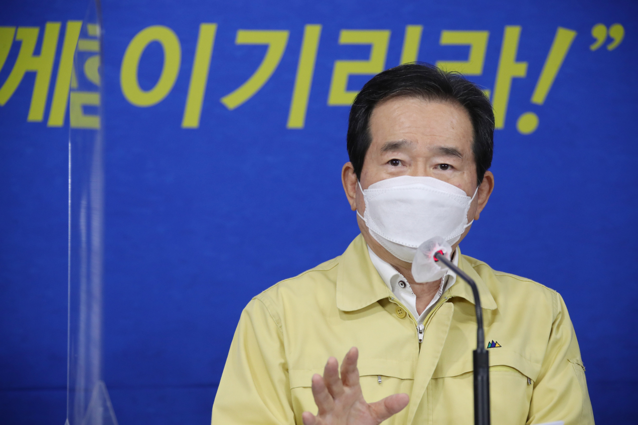 정세균 국무총리가 29일 오후 정부서울청사에서 긴급 기자 간담회를 열어 코로나19 3차 대유행 상황과 관련한 방역 강화 조치를 발표하고 있다. [연합]