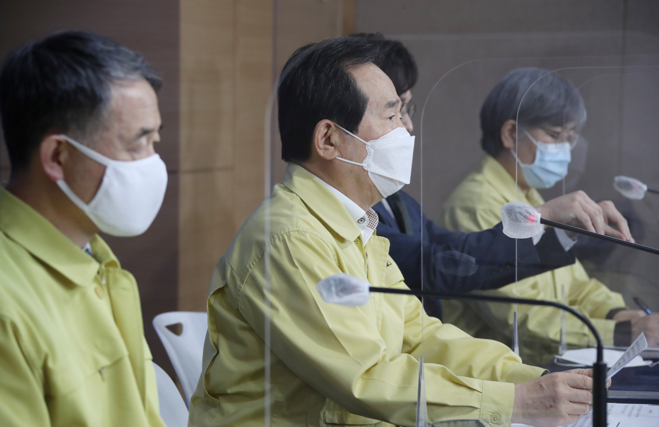 정세균 국무총리가 29일 오후 정부서울청사에서 긴급 기자 간담회를 열어 신종 코로나바이러스 감염증(코로나19) 3차 대유행 상황과 관련한 방역 강화 조치를 발표하고 있다. [연합]