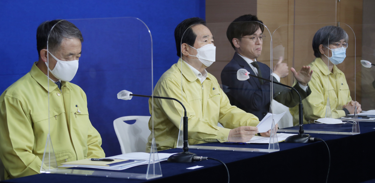 정세균 국무총리가 29일 오후 정부서울청사에서 긴급 기자 간담회를 열어 신종 코로나바이러스 감염증(코로나19) 3차 대유행 상황과 관련한 방역 강화 조치를 발표하고 있다. 방송으로 생중계된 이 날 간담회는 박능후 보건복지부 장관과 정은경 질병관리청장(오른쪽)의 배석 하에 진행됐다. [연합]