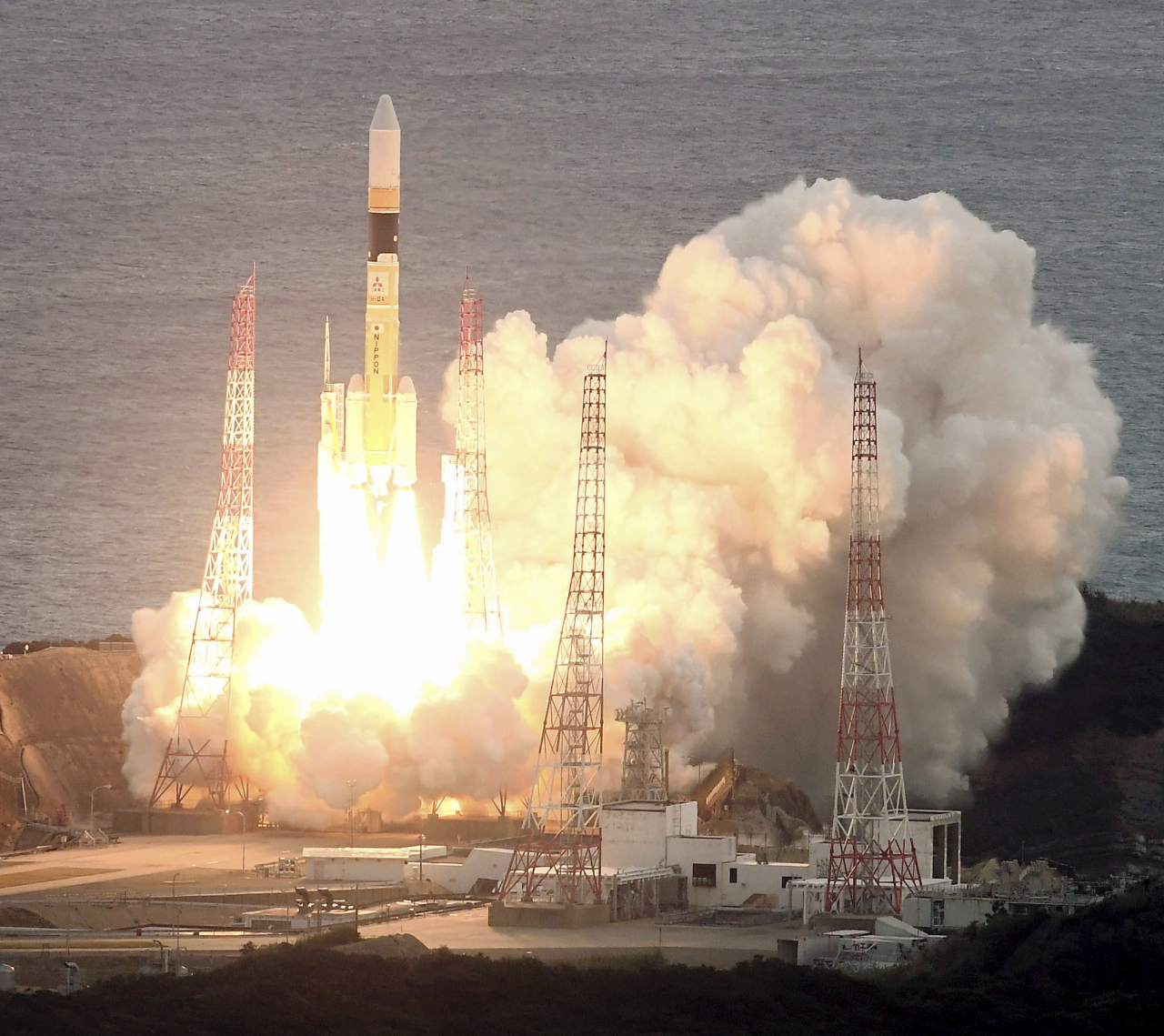 일본 우주항공연구개발기구(JAXA)와 미쓰비시중공업은 29일 '데이터중계위성 1호기'를 탑재한 H2A 로켓 43호기 발사에 성공했다. 이날 오후 4시 25분 일본 가고시마(鹿兒島)현 소재 다네가시마(種子島) 우주센터에서 로켓이 발사되는 장면. [연합]