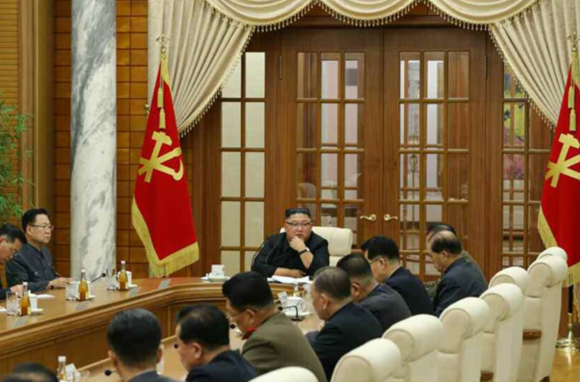 북한 조선중앙통신은 30일 김정은 북한 국무위원장이 전날 주재한 노동당 정치국 확대회의에서 최근 경제 부문 실태를 비판하고 내년 1월 예정된 제8차 당대회 준비를 논의했다고 보도했다. [헤럴드DB]