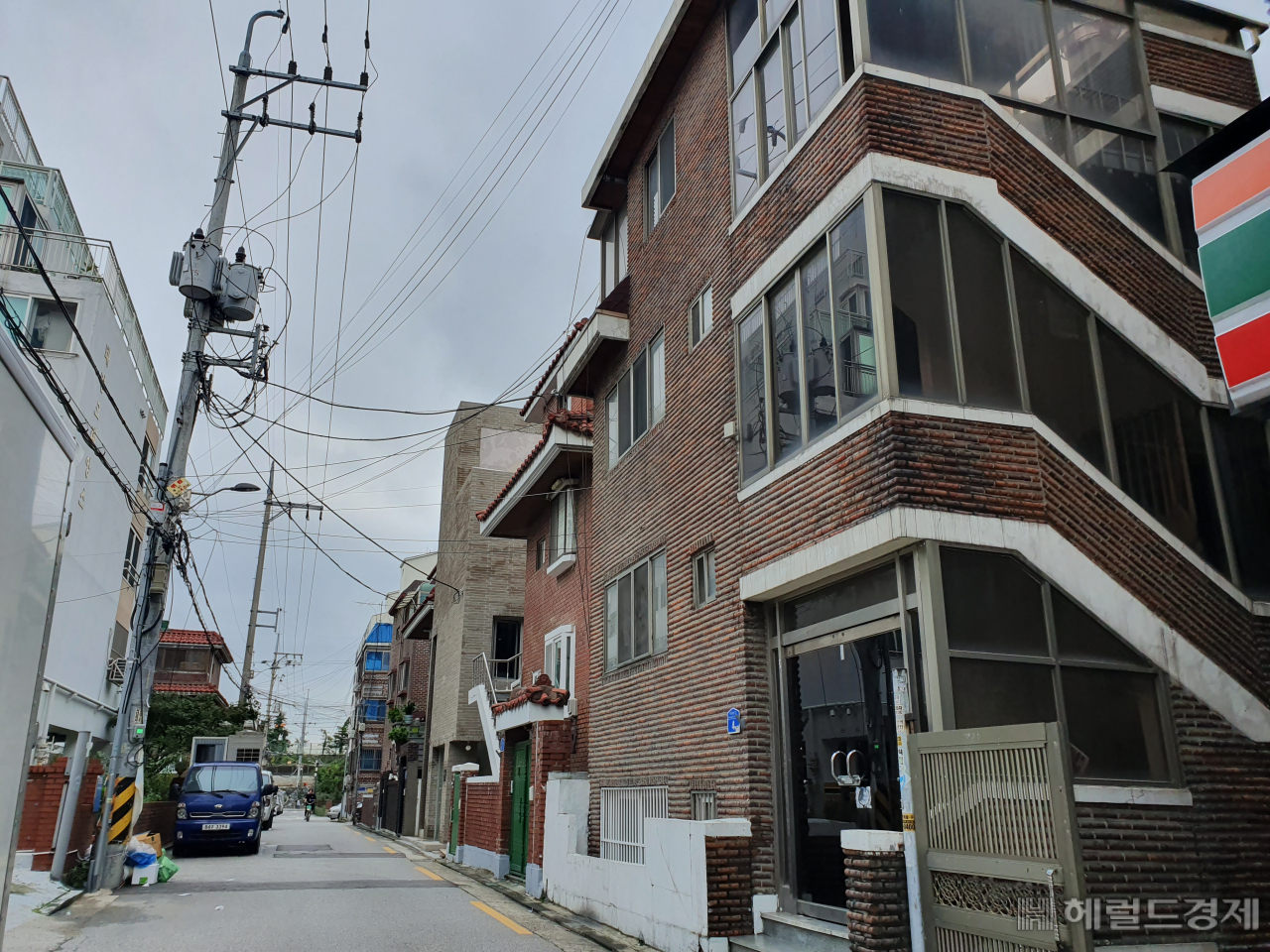 다세대·연립주택 거래량 증가는 실수요와 투자수요가 함께 늘어난 영향으로 풀이된다. 신혼집으로 아파트 전세를 알아보다가 전셋값이 너무 올라 도저히 예산을 맞출 수 없자 차라리 교통 여건이 좋은 신축 빌라를 사는 신혼부부가 대표적이다.[헤럴드경제DB]