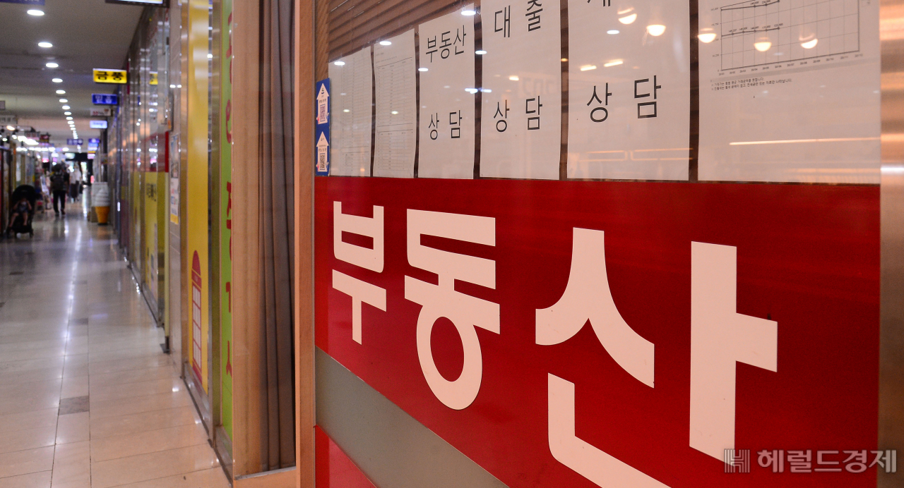 다음달 10일을 기준으로 임대차 계약갱신청구권 행사 기한이 계약 만료 1개월 전에서 2개월 전으로 한달 앞당겨진다. 계약 만기를 두달여 앞둔 세입자들은 내달 10일이 오기 전 계약갱신청구권 행사를 해 놓는 것이 좋다. 사진은 서울 송파구의 한 상가 부동산중개업소 매물 정보란. [헤럴드경제DB]