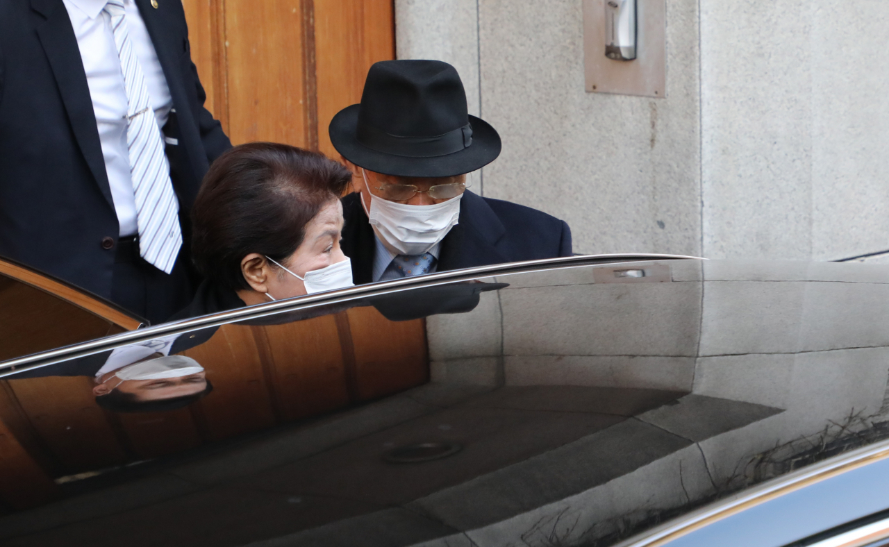 전두환 전 대통령이 30일 광주지법에서 열리는 사자명예훼손 1심 선고 공판에 출석하기 위해 부인 이순자 씨와 서울 서대문구 연희동 자택에서 나와 차에 탑승하고 있다. [연합]
