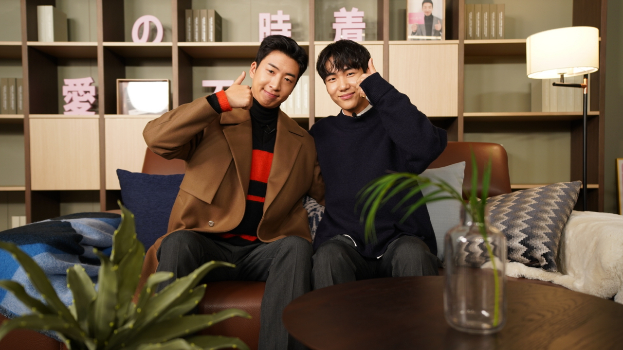 ‘사랑의 불시착’에 출연했던 5중대원 유수빈(왼쪽), 탕준상이 일본팬들에게 한국의 매력을 알리고 있다.