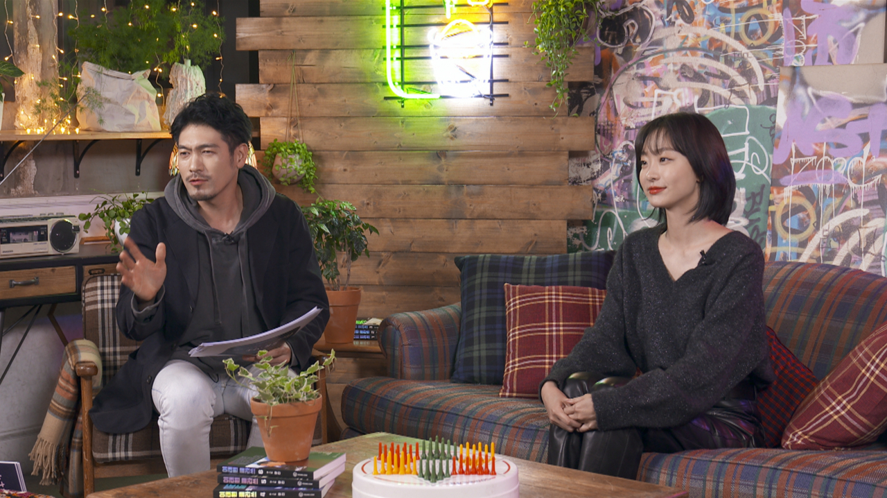‘이태원 클라쓰’의 조이서 역을 맡은 배우 김다미가 일본팬들을 상대로 온라인 토크쇼를 진행하고 있다.