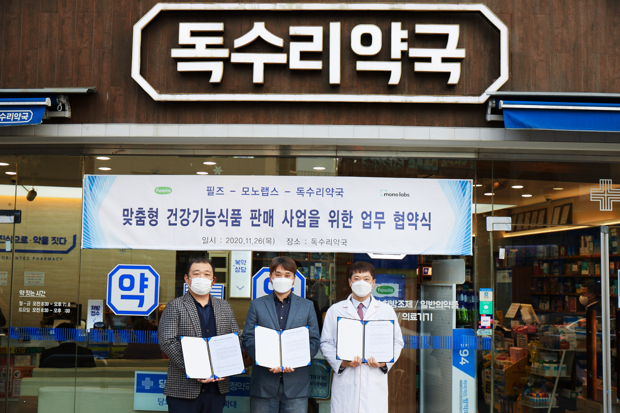 (왼쪽부터)엄정우 필즈 대표와 소태환 모노랩스 대표, 정석문 독수리약국 약국장이 맞춤형 건강기능식품 판매 사업에 관한 업무 협약을 체결했다.[모노랩스 제공]