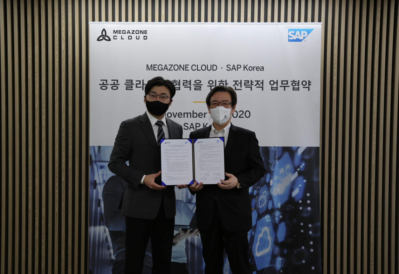 이주완 메가존클라우드 공동대표이사(왼쪽)와 이성열 SAP 코리아 대표이사가 업무협약 체결 이후 기념 촬영을 하고 있다. [SAP코리아 제공]