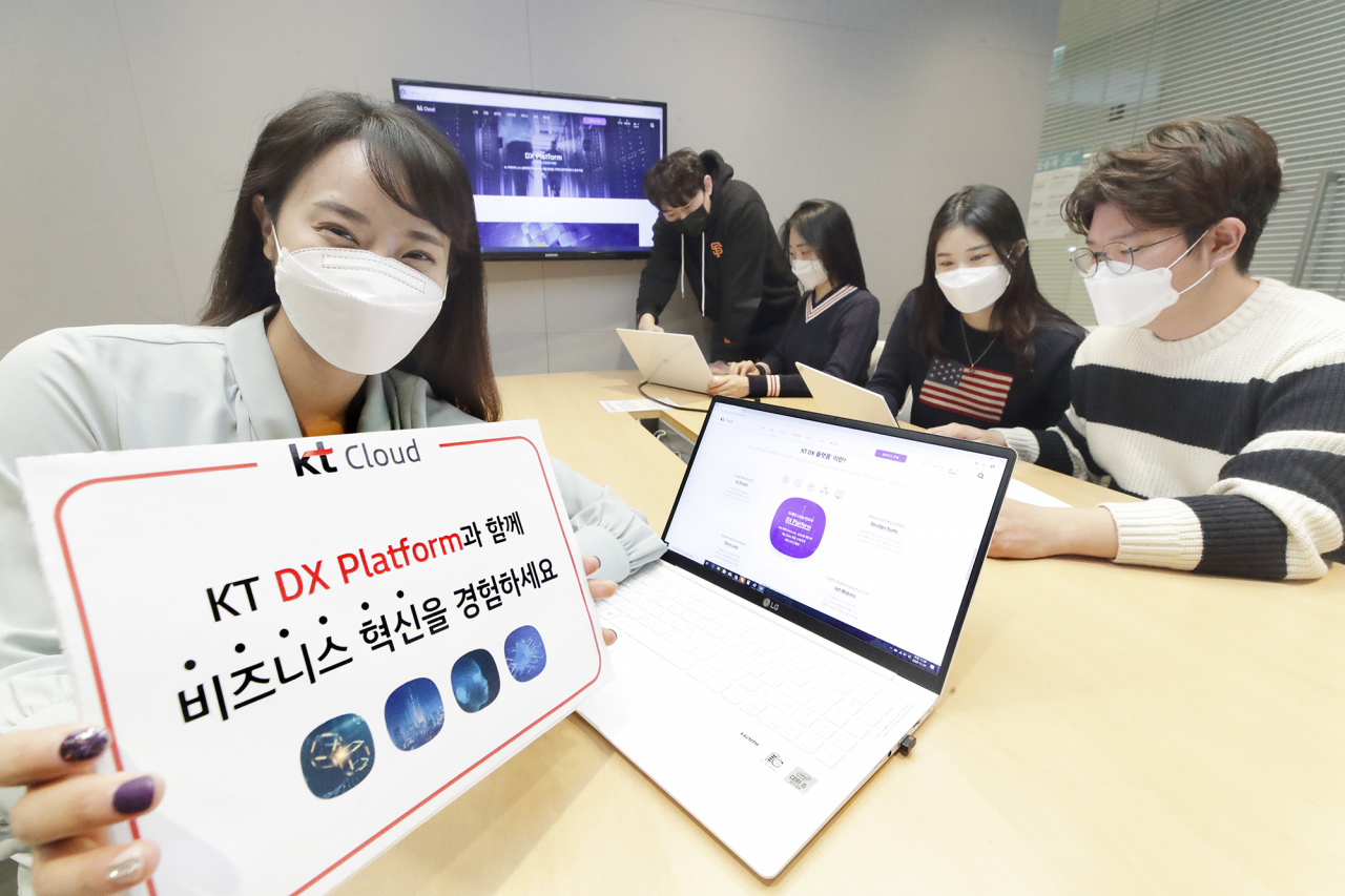 KT는 기업들의 디지털혁신(DX)을 지원할 클라우드 기반 ‘DX Platform(DX 플랫폼)’을 출시한다고 30일 밝혔다. 사진은 KT 관계자들이 KT DX 플랫폼 출시를 홍보하고 있는 모습 [KT 제공]