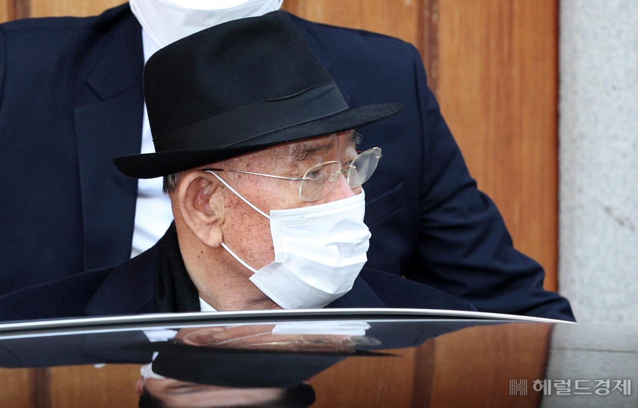 [헤럴드경제=박해묵 기자] 5.18 광주 민주화 운동과 관련해 사자(死者)명예훼손 혐의로 기소된 전두환(89) 전 대통령이 30일 피고인 신분으로 1심 선고 재판에 출석하기 위해 서울 서대문구 연희동 자택을 나서고 있다.