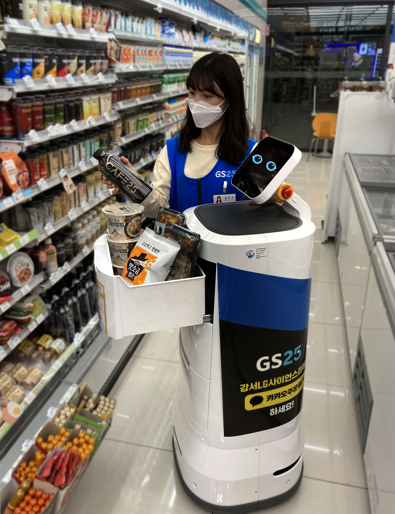 GS25 직원이 배달 로봇에 주문 받은 상품을 적재하고 있다. [사진제공=GS25]