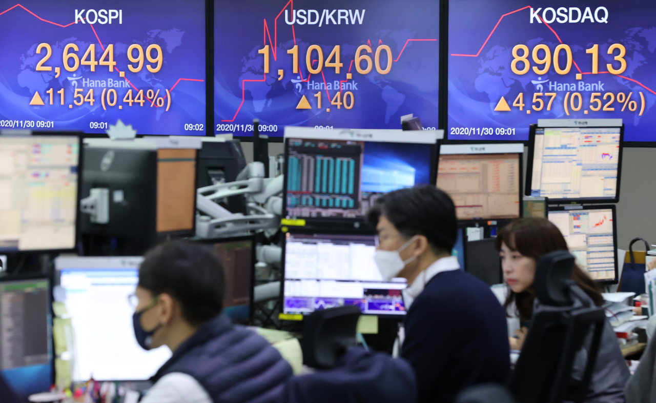 코스피가 30일 전장보다 14.60포인트 오른 2648.05에 출발하며 장중 최고치를 경신했다. 사진은 이날 서울 명동 하나은행 딜링룸 모습. [연합]