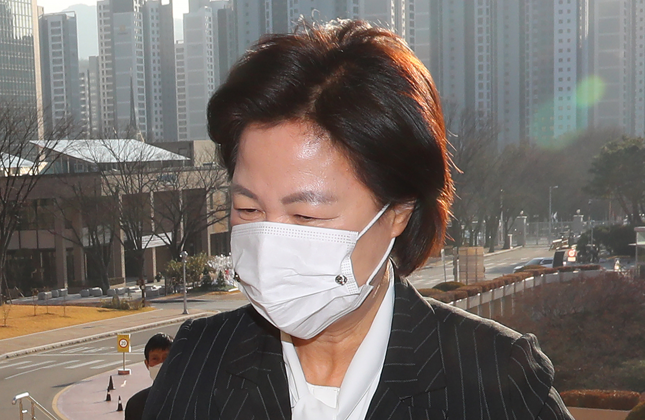 추미애 법무부 장관이 30일 오전 정부과천청사로 출근하고 있다. [연합]
