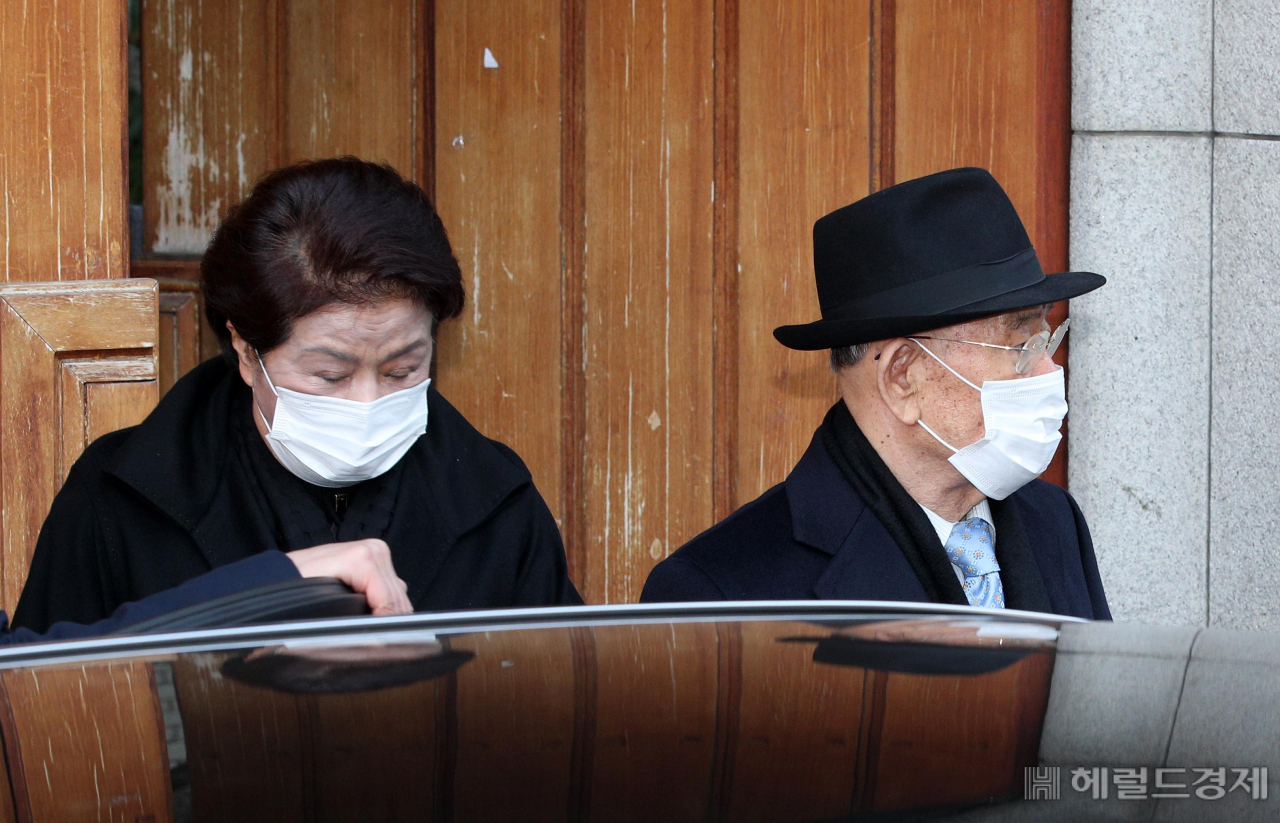 [헤럴드경제=박해묵 기자] 5.18 광주 민주화 운동과 관련해 사자(死者)명예훼손 혐의로 기소된 전두환(89) 전 대통령이 30일 피고인 신분으로 1심 선고 재판에 출석하기 위해 서울 서대문구 연희동 자택을 나서고 있다.