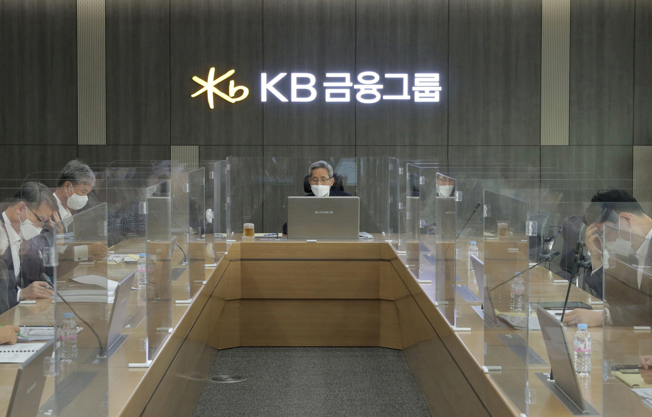 27일 KB국민은행 여의도본점에서 화상회의로 개최된 ‘제3차 KB뉴딜·혁신금융협의회’ 모습