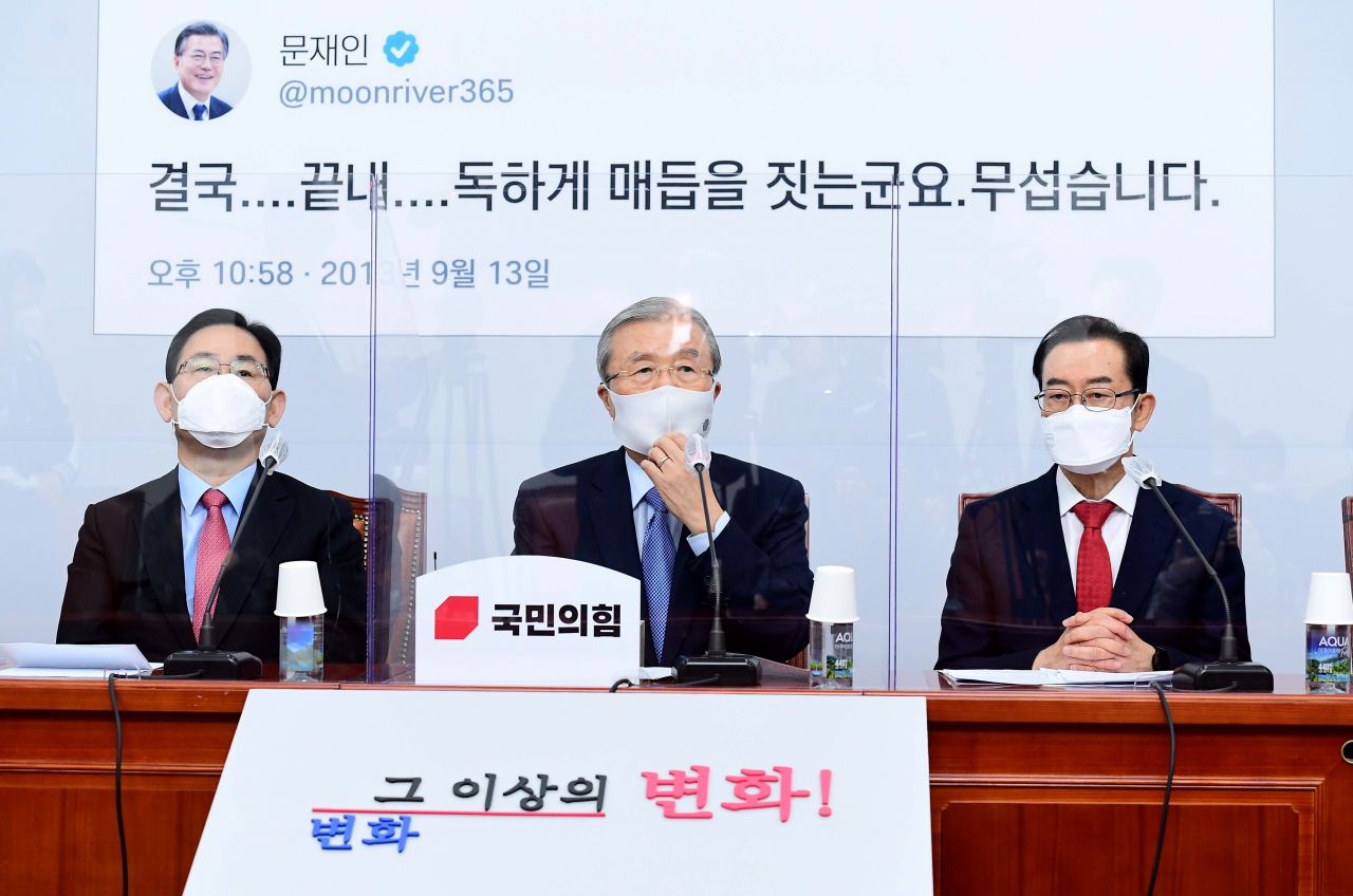 김종인 국민의힘 상대책위원장(가운데)이 30일 국회에서 열린 비상대책위원회의에서 발언하고 있다. [헤럴드경제=이상섭 기자]
