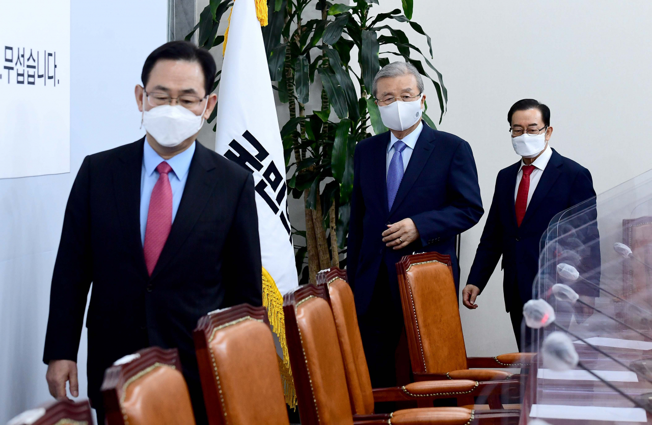 주호영 국민의힘 원내대표(왼쪽부터), 김종인 비상대책위원장, 이종배 정책위의장이 30일 국회에서 열린 비상대책위원회의에 입장하고 있다. [헤럴드경제=이상섭 기자]