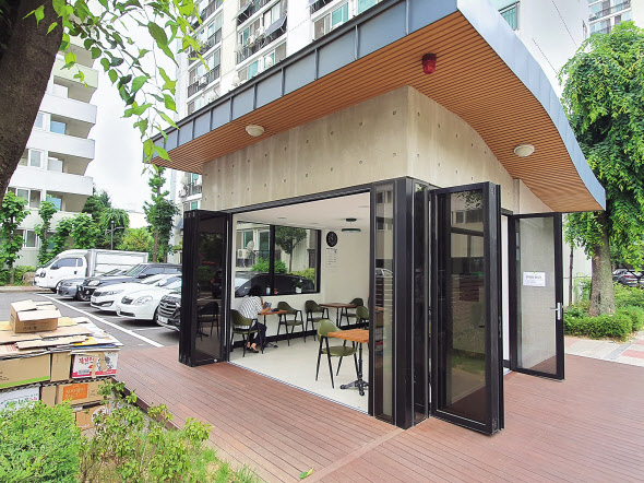 노후임대아파트 단지 내 경비실이 서울주택도시공사(SH)의 ‘공간닥터 프로젝트’를 통해 커뮤니티 키오스크로 개선된 모습. [SH 제공]