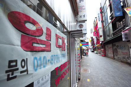 코로나19 3차 대유행에 따라 정부가 수도권 사회적 거리두기 단계를 2단계로 올린 가운데 주말인 지난 29일 오전 서울 명동거리의 한 상점에 임대 안내문이 붙어 있다. [연합]