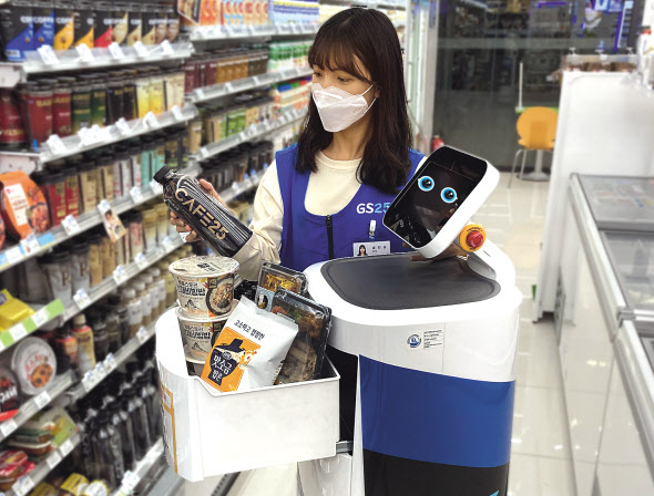 GS25직원이 LG 클로이 서브봇에 주문 받은 상품을 적재하고 있다. [LG전자 제공]