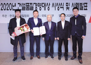 롯데건설 청량리 4구역 주택재개발 여정구(왼쪽 두 번째) 현장소장 및 기술연구원 등 행사 관계자들이 기념사진을 촬영하고 있다. [롯데건설 제공]