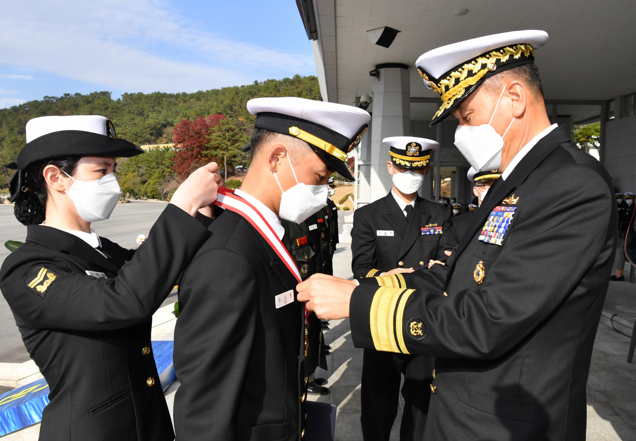 지난 27일 오후 해군사관학교 연병장에서제129기 해군·해병대 학사사관 임관식'이 열리고 있다.[사진=해군]