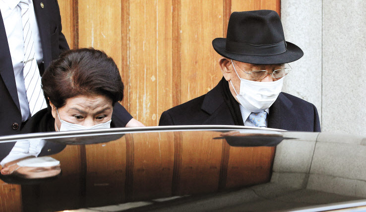 전두환 전 대통령이 30일 광주지법에서 열리는 사자명예훼손 1심 선고 공판에 출석하기 위해 부인 이순자 씨와 서울 서대문구 연희동 자택을 나서고 있다. 박해묵 기자