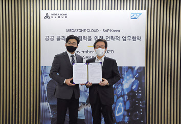 이주완 메가존클라우드 공동대표이사(왼쪽)와 이성열 SAP 코리아 대표이사가 업무협약 체결 이후 기념 촬영을 하고 있다. [SAP코리아 제공]