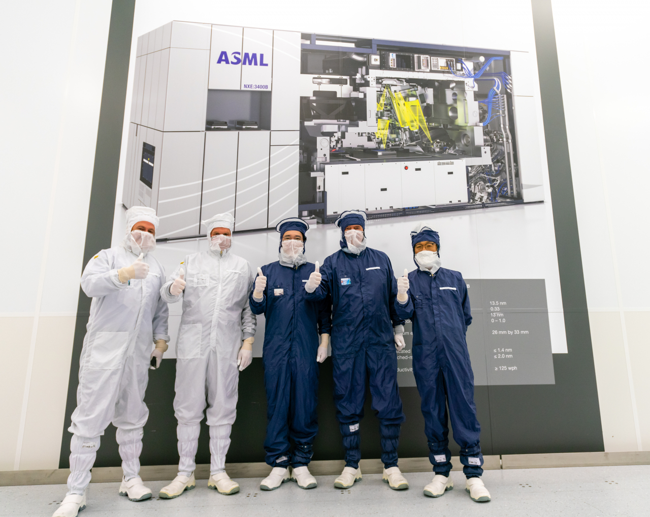 삼성전자와 ASML 수뇌부가 지난주 한국에서 재회했다. 이재용(가운데) 삼성전자 부회장이 지난 10월 13일(현지시간) 네덜란드 에인트호번에 위치한 ASML 본사를 찾은 지 한 달 여 만이다. 사진은 네덜란드 ASML 본사를 방문한 이 부회장이 피터 버닝크 CEO, 마틴 반 덴 브링크 CTO 등과 현장을 둘러보며 '엄지척'을 표하며 기념사진을 찍고 있는 모습. [삼성전자 제공]