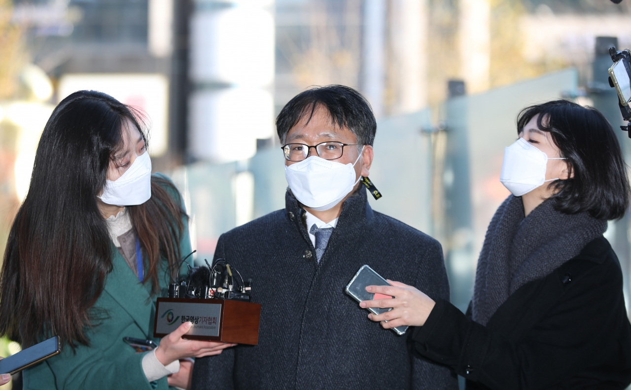 30일 서울 서초구 서울행정법원에서 윤석열 검찰총장의 직무 집행정지 처분에 대한 효력 집행정지 심문기일이 열렸다. 법무부 측 추미애 장관의 법률 대리인인 이옥형 변호사가 법정으로 향하며 취재진 질문에 답하고 있다. [연합]