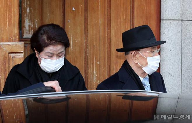 5.18 광주 민주화 운동과 관련해 사자(死者)명예훼손 혐의로 기소된 전두환(89) 전 대통령이 30일 피고인 신분으로 1심 선고 재판에 출석하기 위해 서울 서대문구 연희동 자택을 나서고 있다. 사진=박해묵 기자/mook@heraldcorp.com