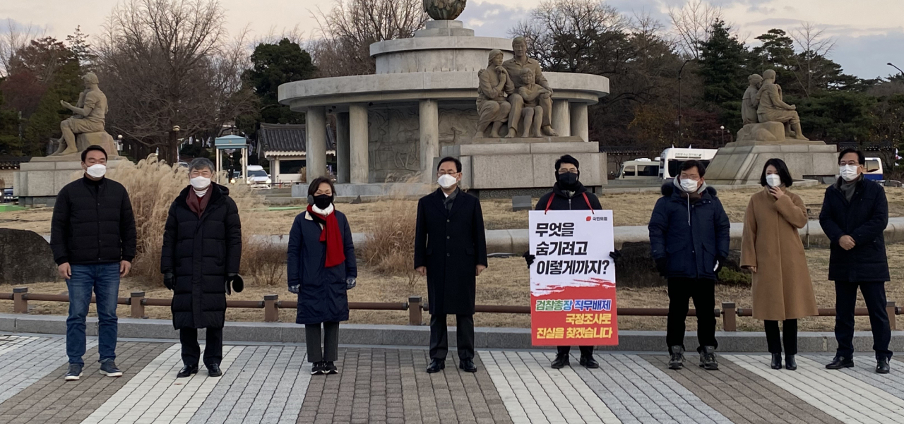 국민의힘 주호영 원내대표(왼쪽 네 번째)가 29일 오후 초선 의원들의 릴레이 1인 시위가 진행되고 있는 청와대 인근 분수대 광장을 방문하고 있다. [연합]