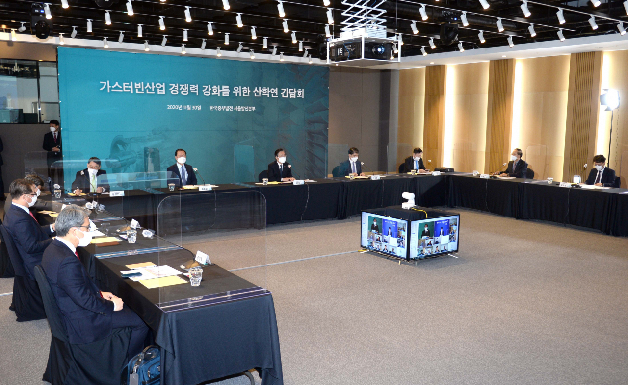성윤모 산업통상자원부 장관이 30일 한국중부발전 서울발전본부 대강당에서 열린 '가스터빈산업 경쟁력 강화를 위한 산학연 간담회'에서 인사말을 하고 있다. [산업통상자원부 제공, 연합]