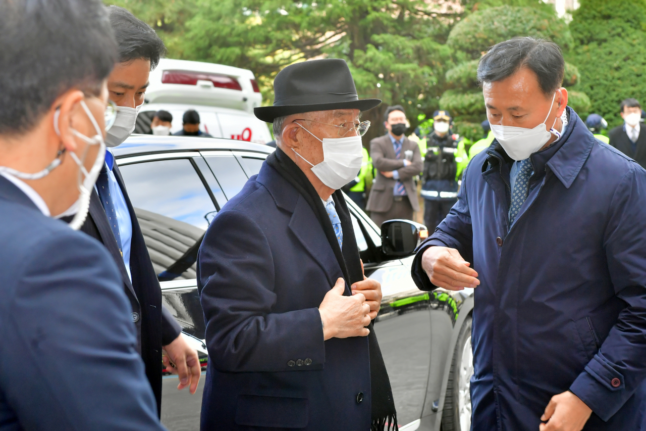 30일 오전 전두환 전 대통령이 광주 동구 지산동 광주지방법원에 피의자 신분으로 출석하고 있다. [연합]