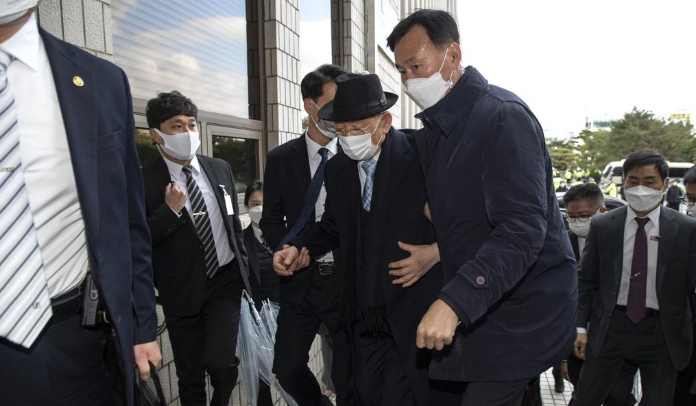 법정 들어서는 전두환 [연합]