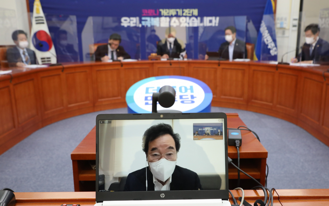 이낙연 더불어민주당 대표가 30일 오전 서울 여의도 국회에서 열린 최고위원회의에 화상으로 참석해 발언하고 있다. 이상섭 기자 babtong@heraldcorp.com
