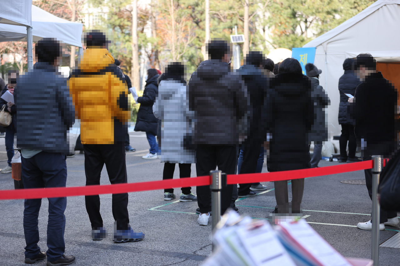 신종 코로나바이러스 감염증(코로나19) 신규 확진자가 이틀째 400명대를 기록하고 있는 30일 오후 서울 강동구보건소에 마련된 선별진료소에서 검사 대기자들이 줄을 서 있다. 연합뉴스