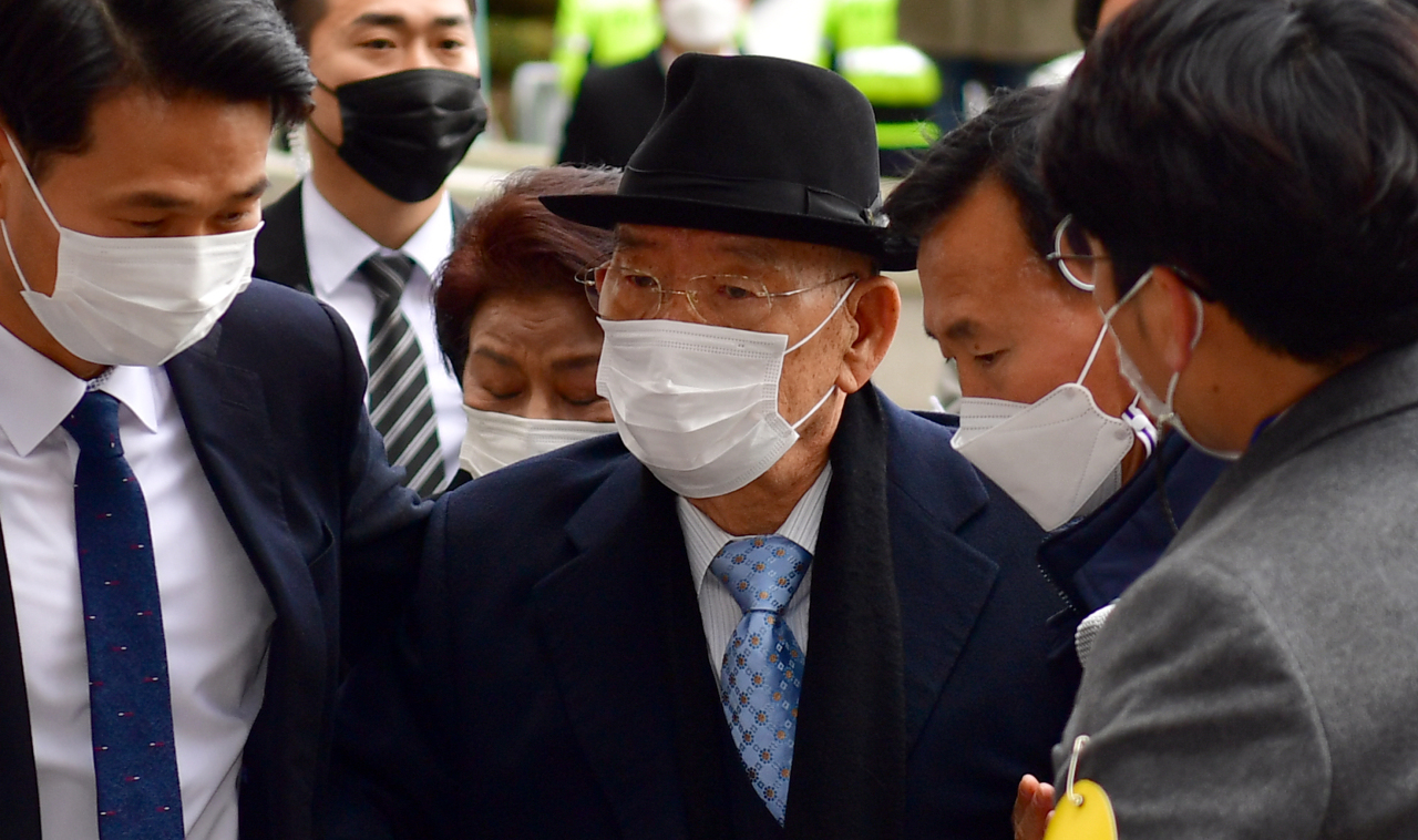Former President Chun Doo-hwan arrives at the Gwangju District Court on Monday. (Yonhap)