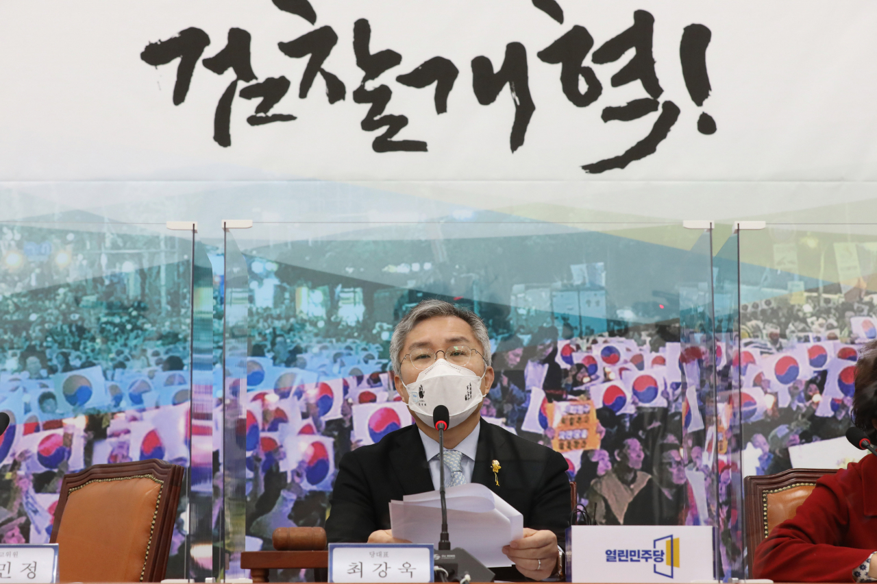 최강욱 열린민주당 대표가 23일 국회에서 열린 최고위원회의에서 발언하고 있다. [연합]