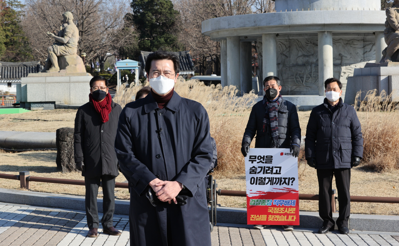 30일 오후 청와대 분수대 앞에서 윤두현 의원 등 국민의힘 의원들이 최재성 청와대 정무수석 면담 결과를 설명하고 있다. [연합]